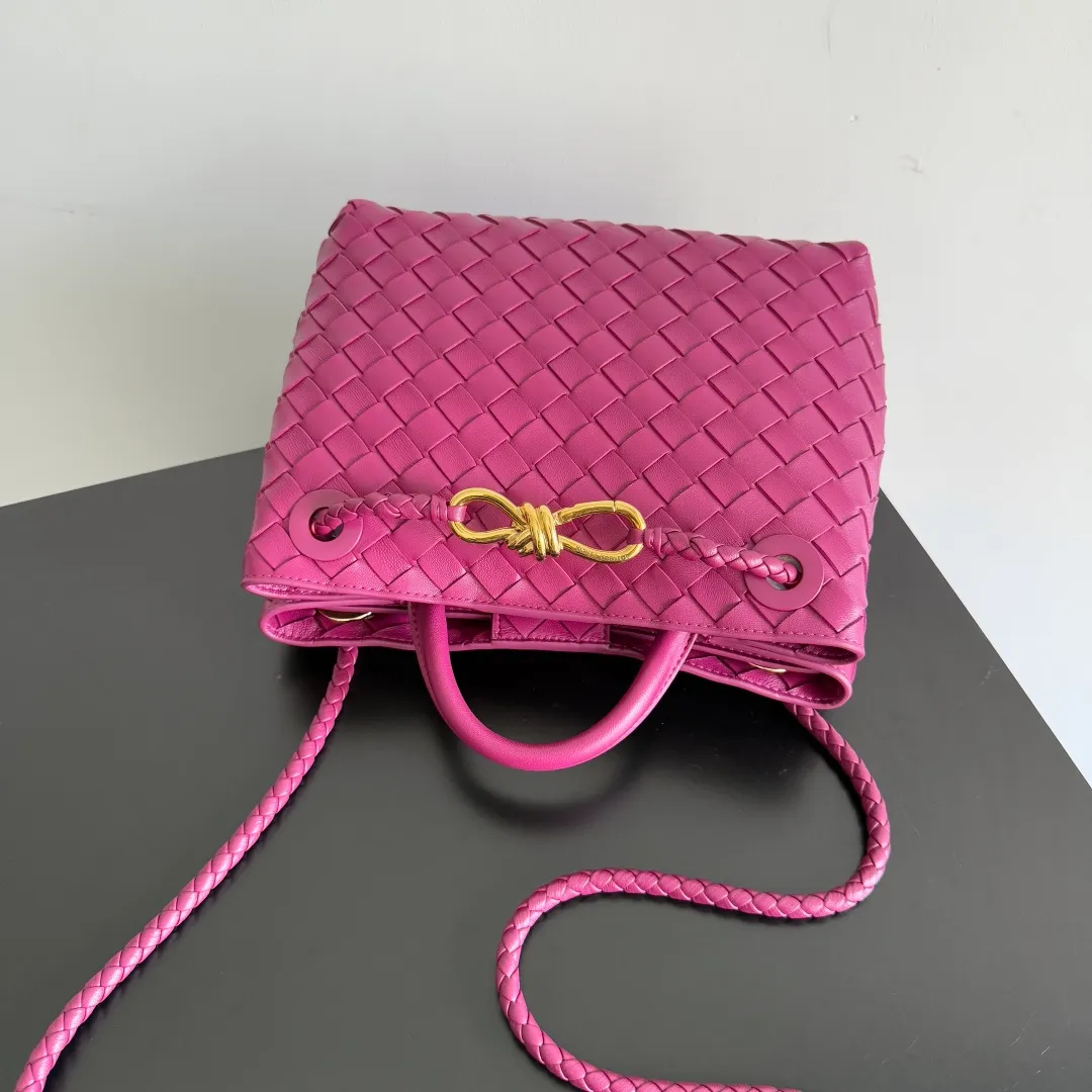 The 2023 new Andiamo batch of 1860 BV has been shipped‼ ️Really popular🔥The new Andiamo woven handbag launched by Bottega Veneta this season is really popular all over the world! ! Celebrities at home and abroad have worn it, and Oscar-winning actress Michelle Yeoh has taken it out on the street. Song Jia, Trai Yara, Yu Feihong, Sanji Ayaka, Rosie Hunting-Whiteley, Yoshioka Riho, etc. have all picked up this bag. It is classic and versatile, showing off its temperament, and the bag capacity is also large, which is very convenient for daily commuting! ! A variety of carrying methods, the shoulder straps can be adjusted by yourself, the original lambskin feels soft and delicate, and the unisex style breaks gender boundaries and brings a more practical and longer-lasting use experience. Andiamo, which has both elegant and casual styles, perfectly interprets the true appearance of "fashionable old money style". Style number: 743568 Size: 25*22*10.5cm